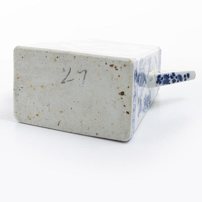 A large blue and white tea pot with cover, Qing dynasty, 19th century.