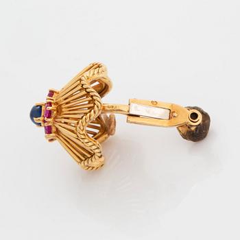 En brosch och ett par örhängen 18K guld med blå och rosa safirer.