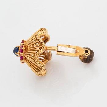 A brooch and a pair of earrings in 18K gold set with blue and pink sapphires.