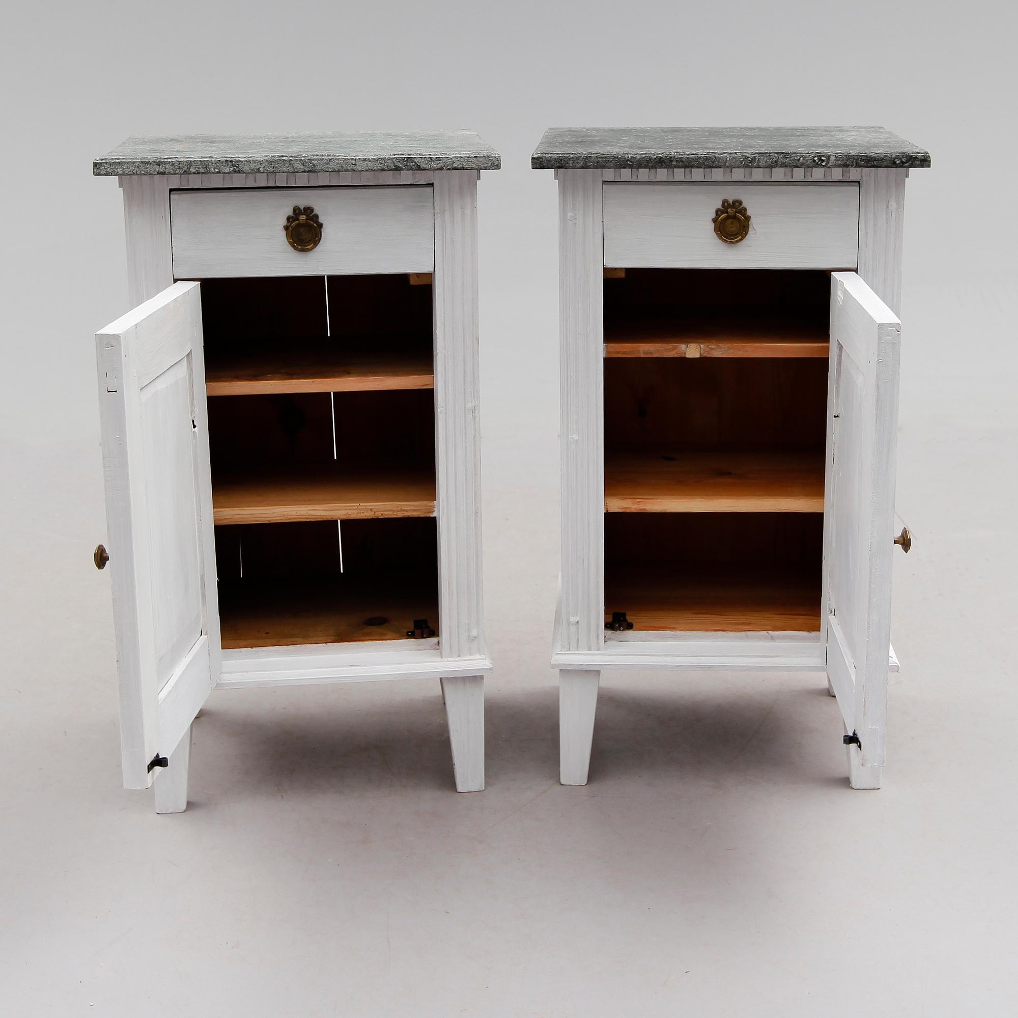 SÄNGBORD, 1 par, 1900-talets första hälft.