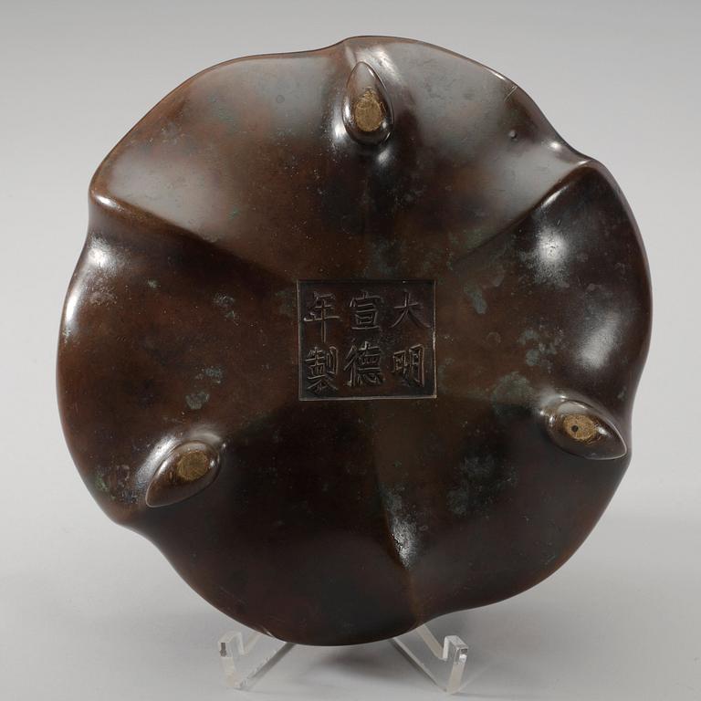 RÖKELSEKAR, brons. Qing dynastin med Xuande sex karaktärers märke.