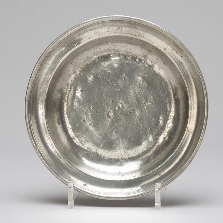 Eight pewter pieces, 18th/19th ct.