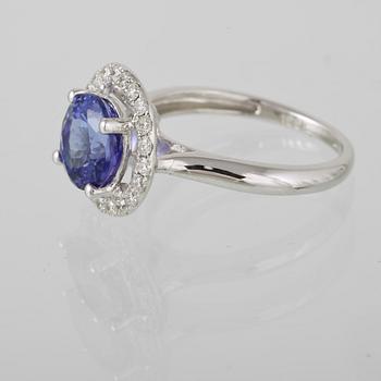 RING, 18K vitguld med briljantslipade diamanter 0.31 ct samt fasettslipad tanzanit 2.33 ct. Vikt 3,7 gram.