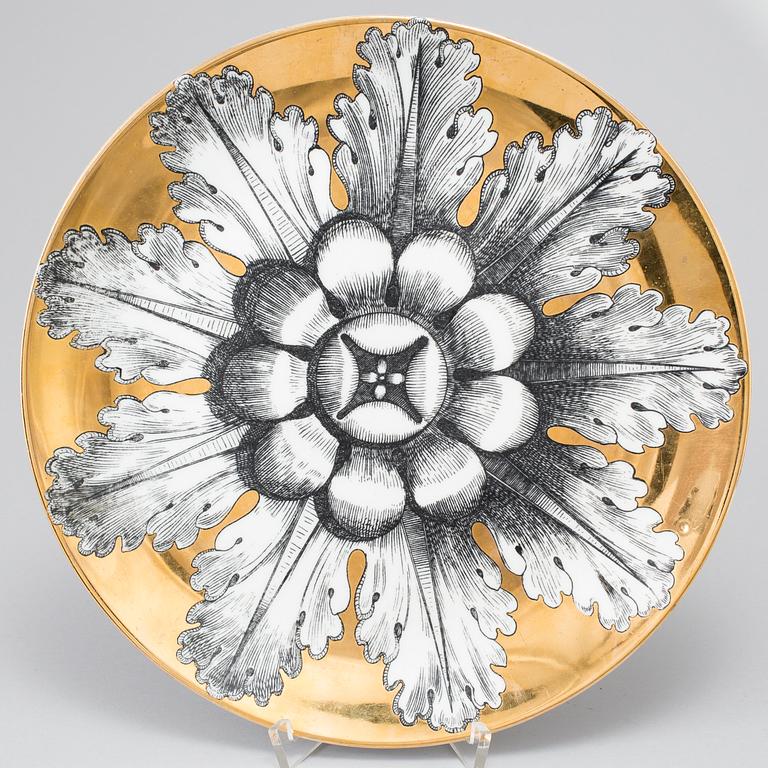 PIERO FORNASETTI, tallrik, porslin, "Rosoni", Milano, Italien.