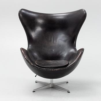 A leather upholsterd 'Egg chair' by Arne Jacobsen.