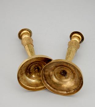 LJUSSTAKAR, ett par, mässing, empiretyp, Frankrike, 1800-tal.