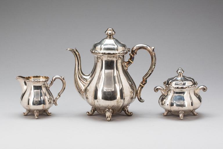 KAFFESERVIS, 3 delar, silver, rokokostil, C G Hallberg, mkring 1928. Total vikt ca 1000 g.