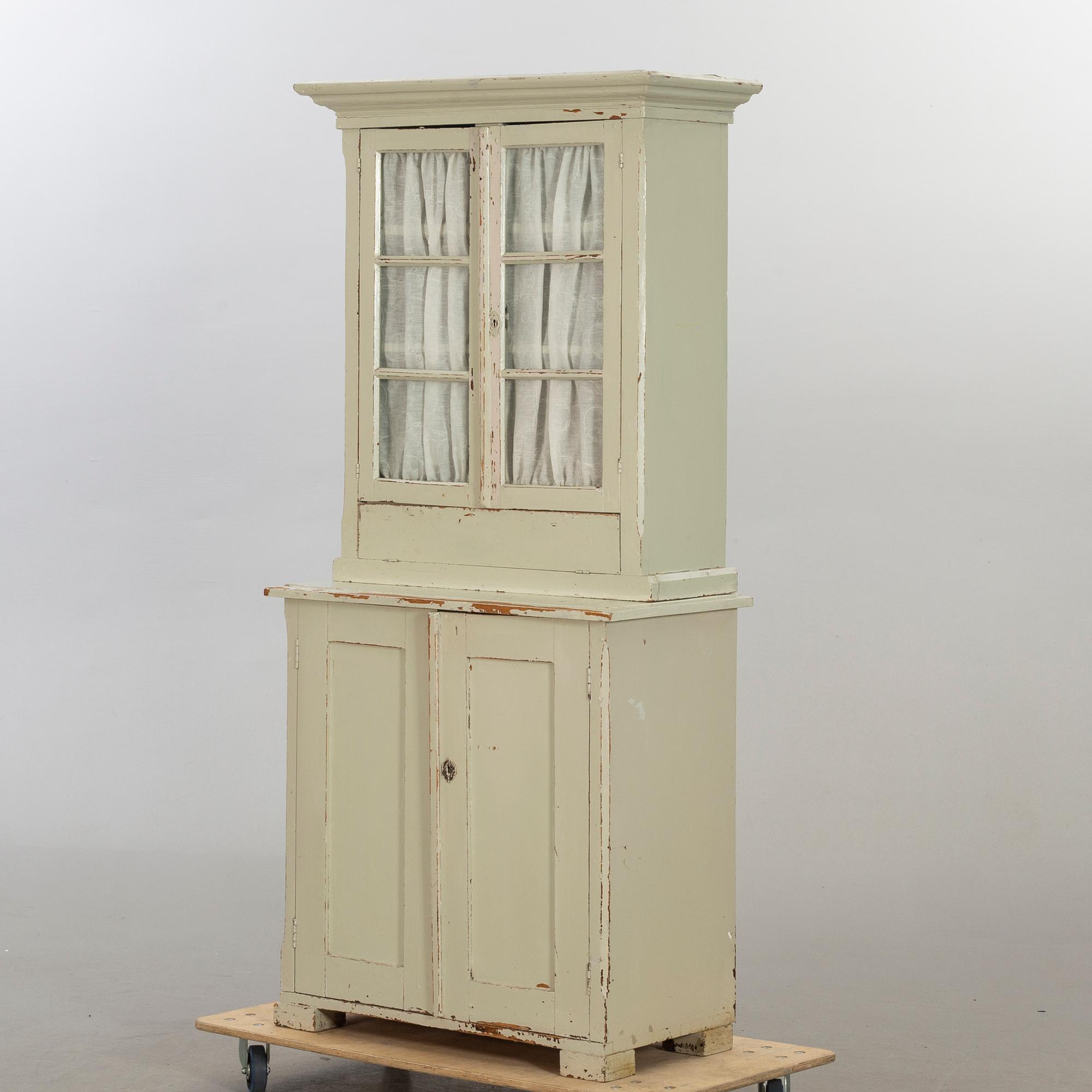 VITRINSKÅP, 1800-tal.