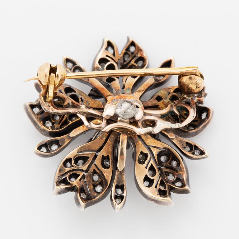 Brosch, i form av blomma med gammaslipad och rosenslipade diamanter, ca 1800-talets andra hälft.