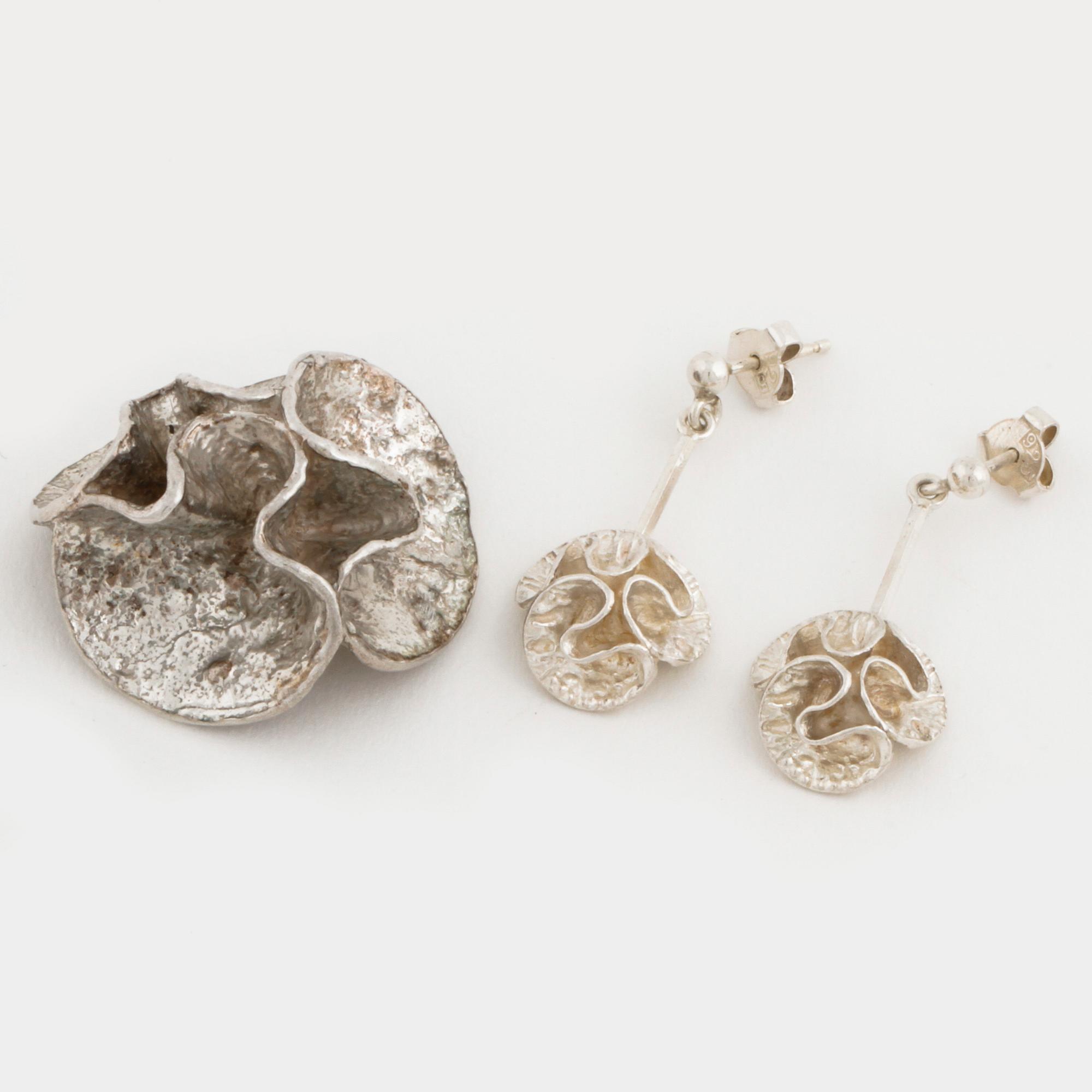 A pendant and a pair of earrings by Theresia Hvorslev, Mema, 1976.