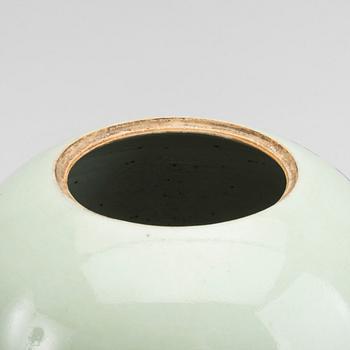 A Chinese porcelain urn, around 1900.