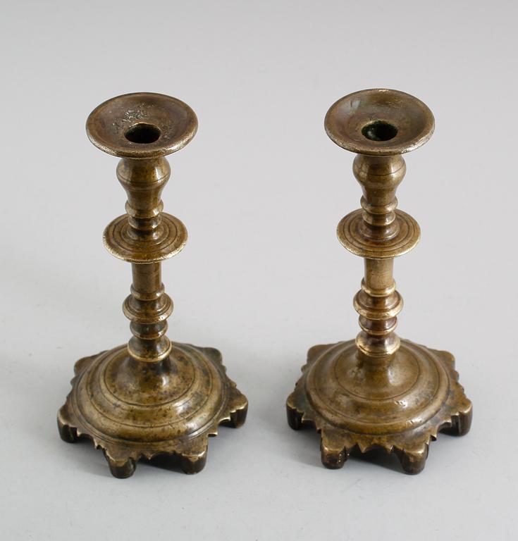 LJUSSTAKAR, 1 par, mässing, 1600-/1700-tal.