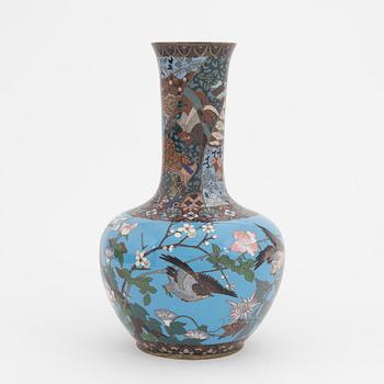 Vas samt fat, cloisonné. Japan, tidigt 1900-tal.