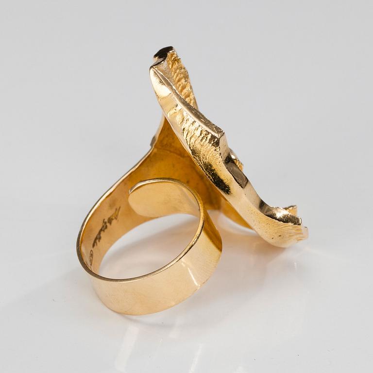 Matti Hyvärinen, A RING, 18K gold, Matti Hyvärinen, Turku 1989. Weight 24,5 g.