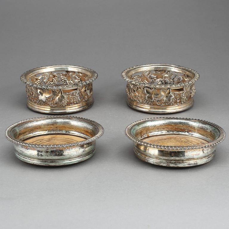 COASTERS, 4st, pläter och silver, bland annat Sheffield, 1823?.