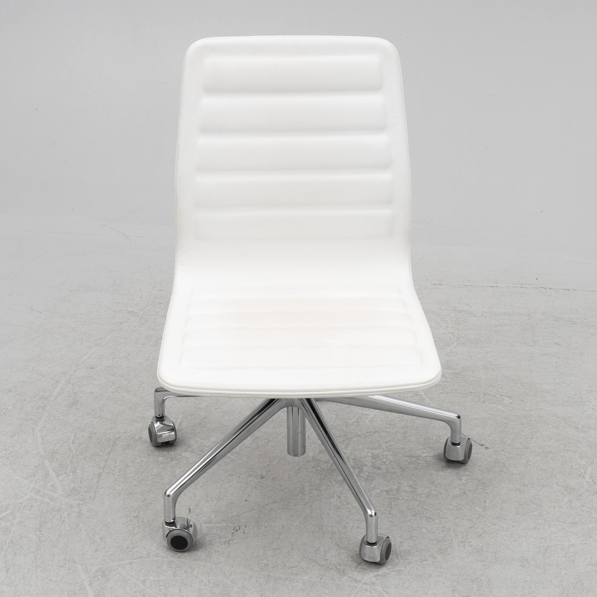 Jasper Morrison, a "Lotus Low chair", swivel chair, Cappellini, Italy.