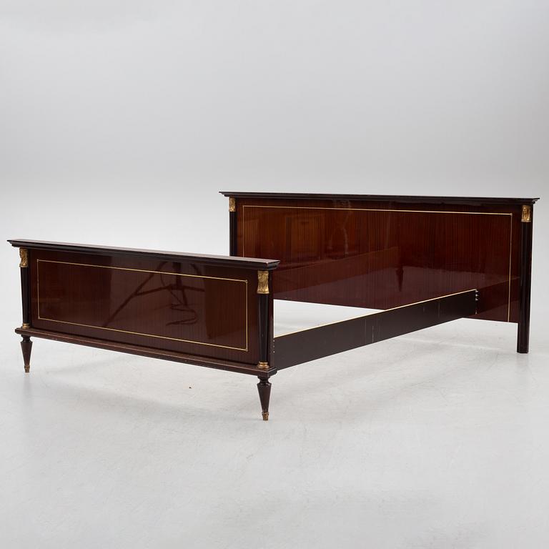 Sänggavel, empirestil, 1900-tal.