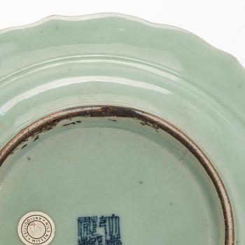 Two blue and white dishes and a vase, China, 18th/20th century.