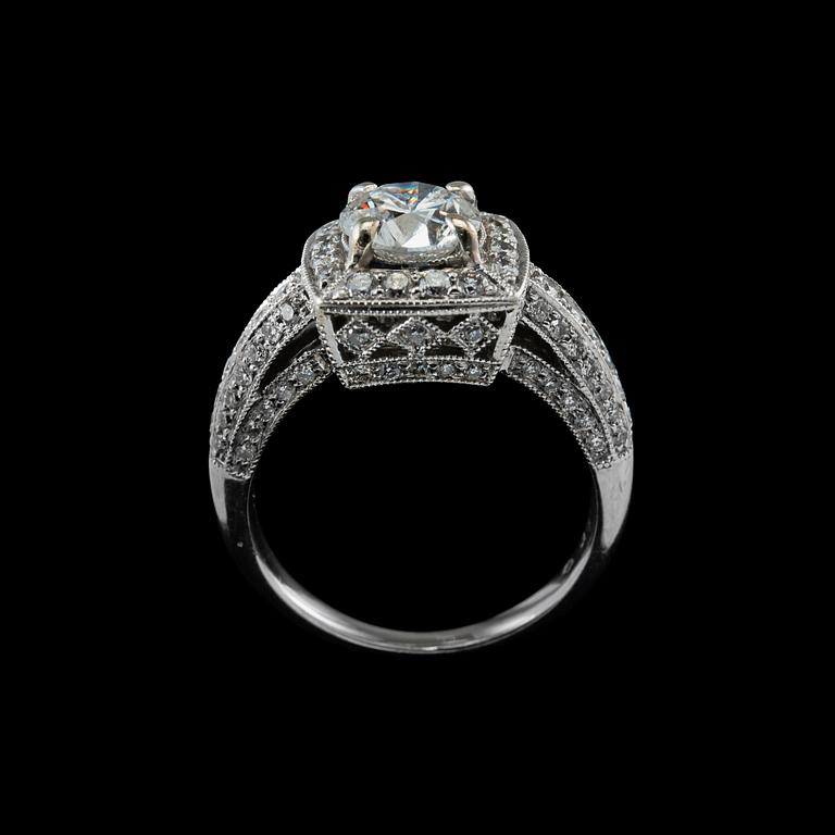SORMUS, 18K valkokultaa, briljanttihiottu timantti 1,30 ct G/I. Kokonaispaino n. 2.12 ct. Laserilla merkitty. Paino 7 g.