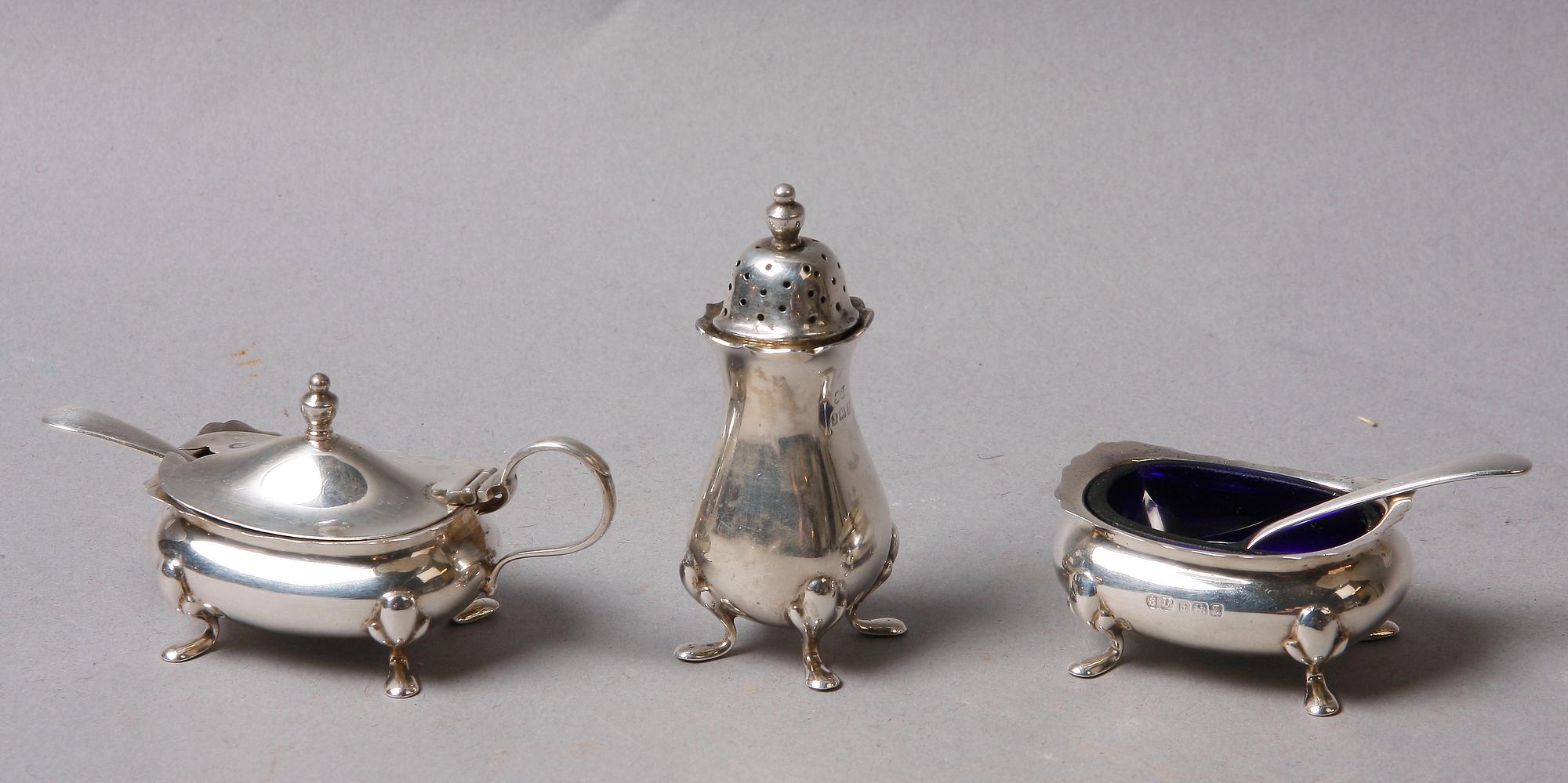 SALTKAR, 2 st, samt STRÖARE, silver, Birmingham 1924.