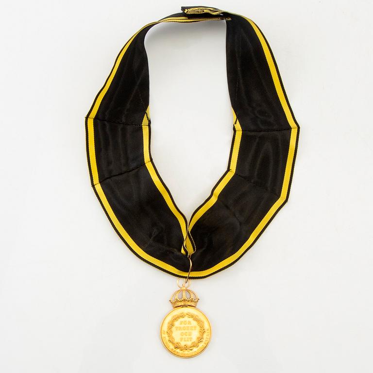 Medalj,  "För trohet och flit", 18K guld, af Kongl. Sällskapet Pro Patria, 1994.
