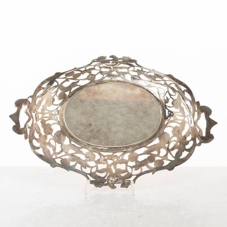 Brödkorgar, 2 st, samt servettringar, 3 st, silver, 1800-1900-tal.