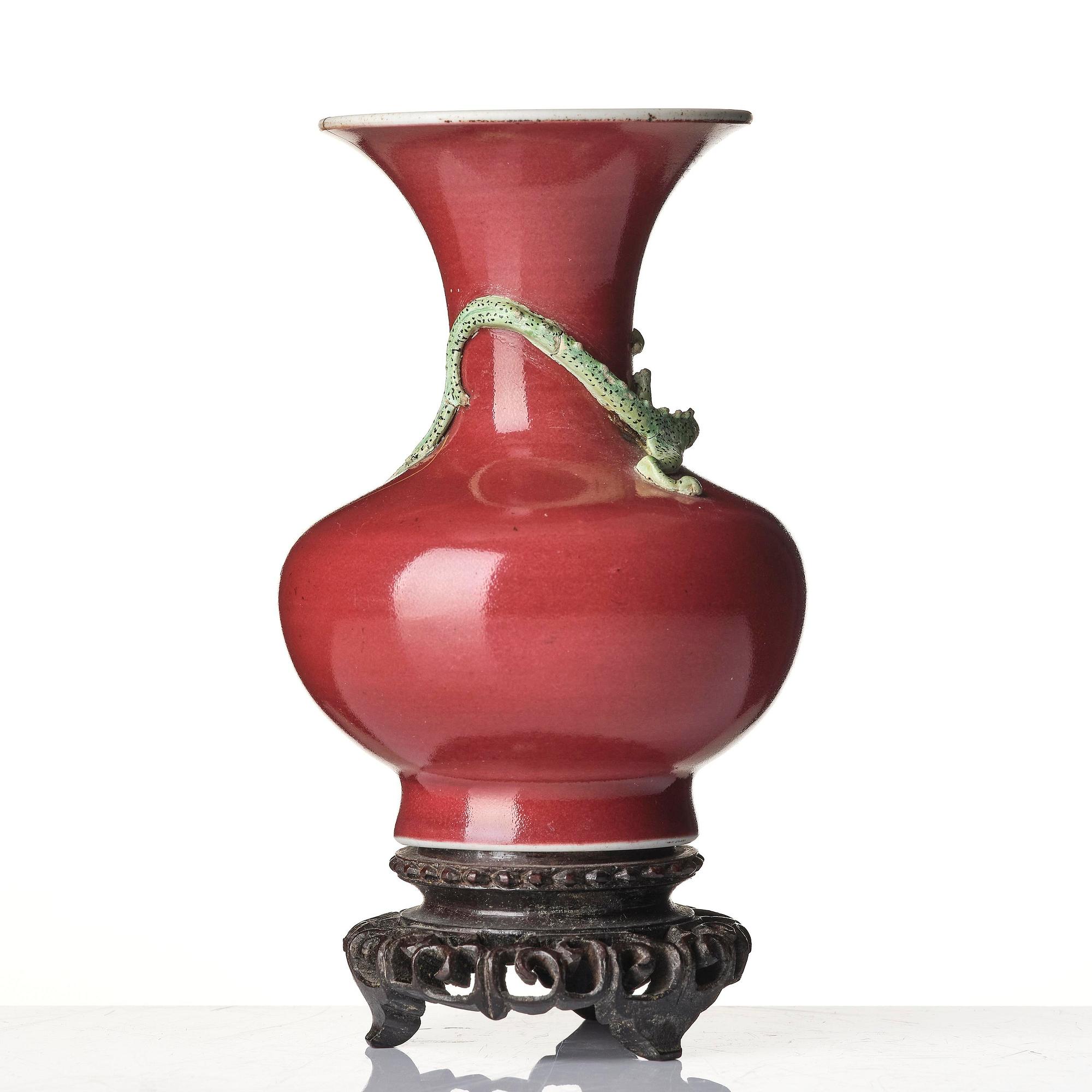 Vas, porslin. 1600-/1700-tal med Xuandes märke.