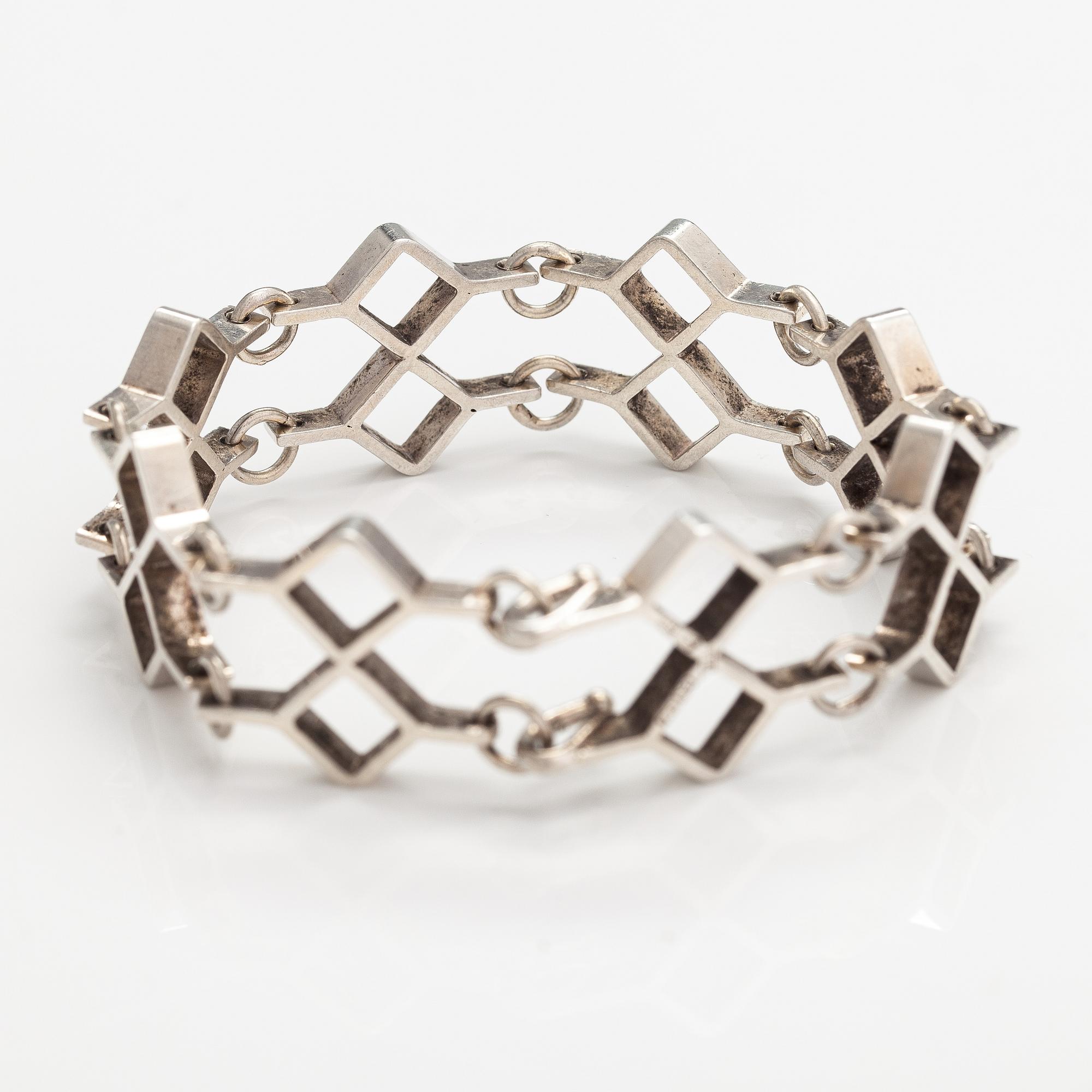 Jorma Laine, A silver bracelet. Kultateollisuus, Turku 1967.