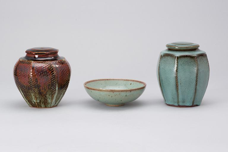 A set of two stoneware urns and a bowl by Tomas Anagrius, Kvidinge.