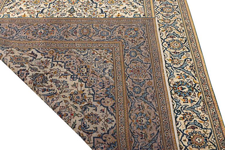 A Kashan carpet, a. 316 x 196 cm.