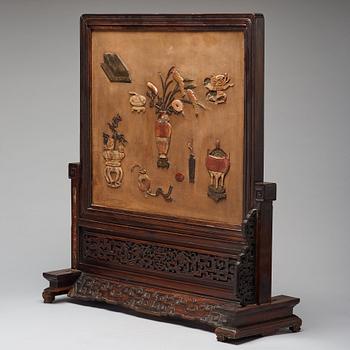 BORDSSKÄRM, trä och inläggningar i sten. Qingdynastin, 1800-tal.