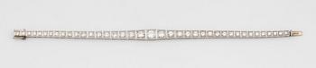 Armband platina med runda briljantslipade diamanter totalvikt ca 3.75 ct.