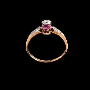 A RING, old cut diamond c. 0.25 ct, ruby. 18K gold. Sweden turn of the century 18/1900. Weight 2,1 g.