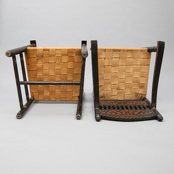 KARMSTOLAR, ett par, nationalromantisk stil, 1900-talets första hälft.