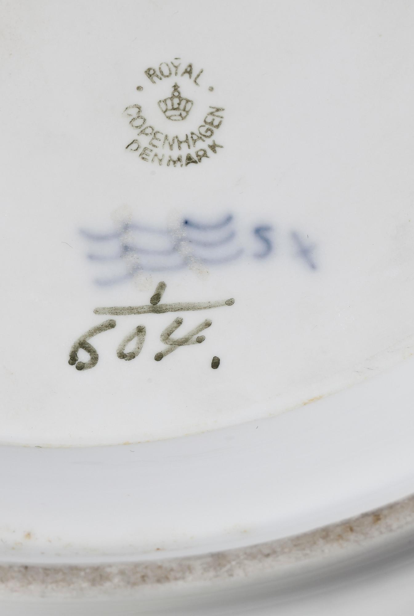 TERRIN MED FAT, porslin, "Musselmalet", Royal Copenhagen.