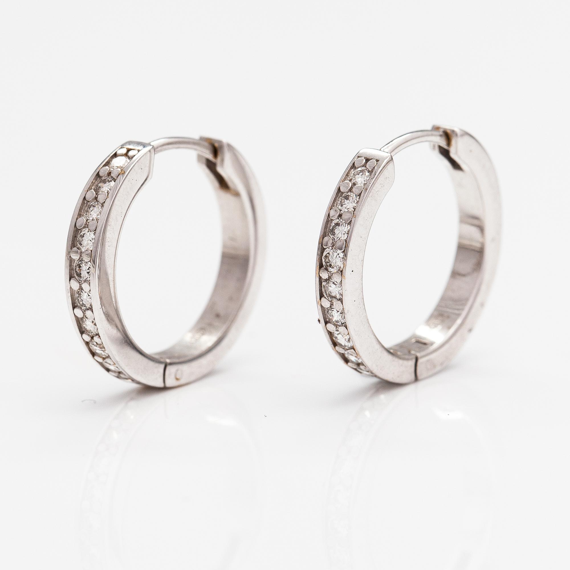 A pair of 14K white gold earrings with diamonds ca. 0.40 ct in total.