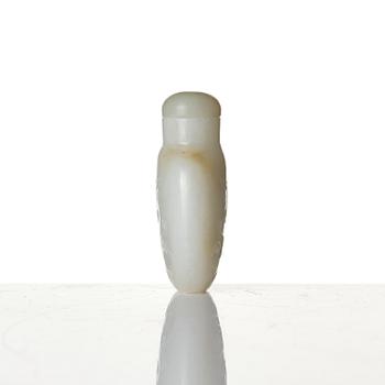 A white nephrite snuff bottle with stopper, Qing dynasty (1644-1912).