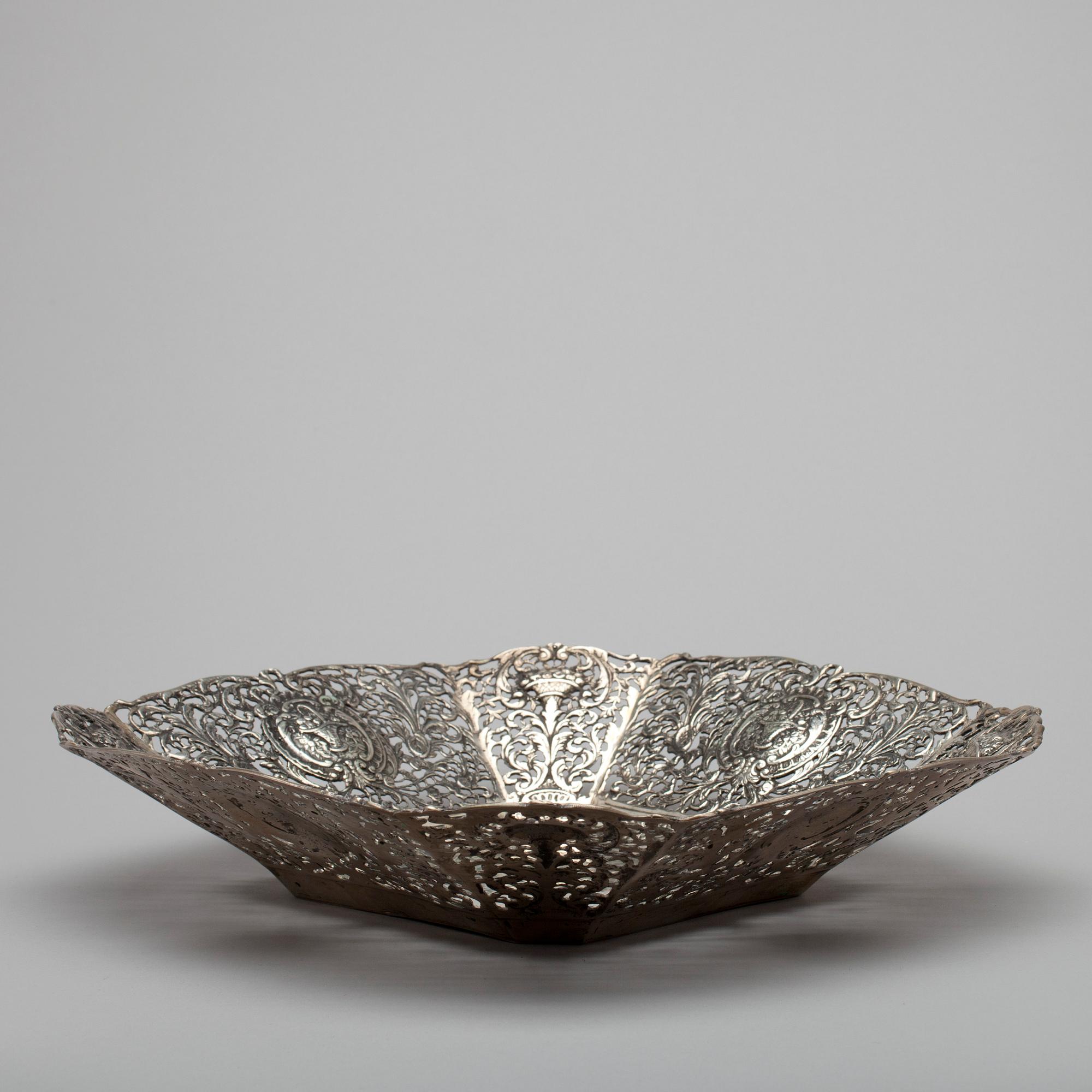 SKÅL, silver, stämplat RJH, Helsingfors 1963. Vikt 658 g.