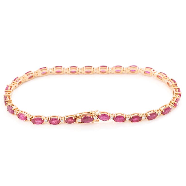 Bracelet 18K gold with rubies and brilliant-cut diamonds.