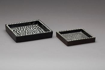 FAT, 2 st, stengods, "Domino", Stig Lindberg, Gustavsberg, i produktion 1955-69.