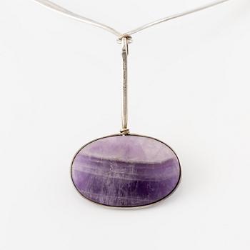 Vivianna Torun Bülow-Hübe, halsring med hänge, sterlingsilver och ametist, för Georg Jensen.