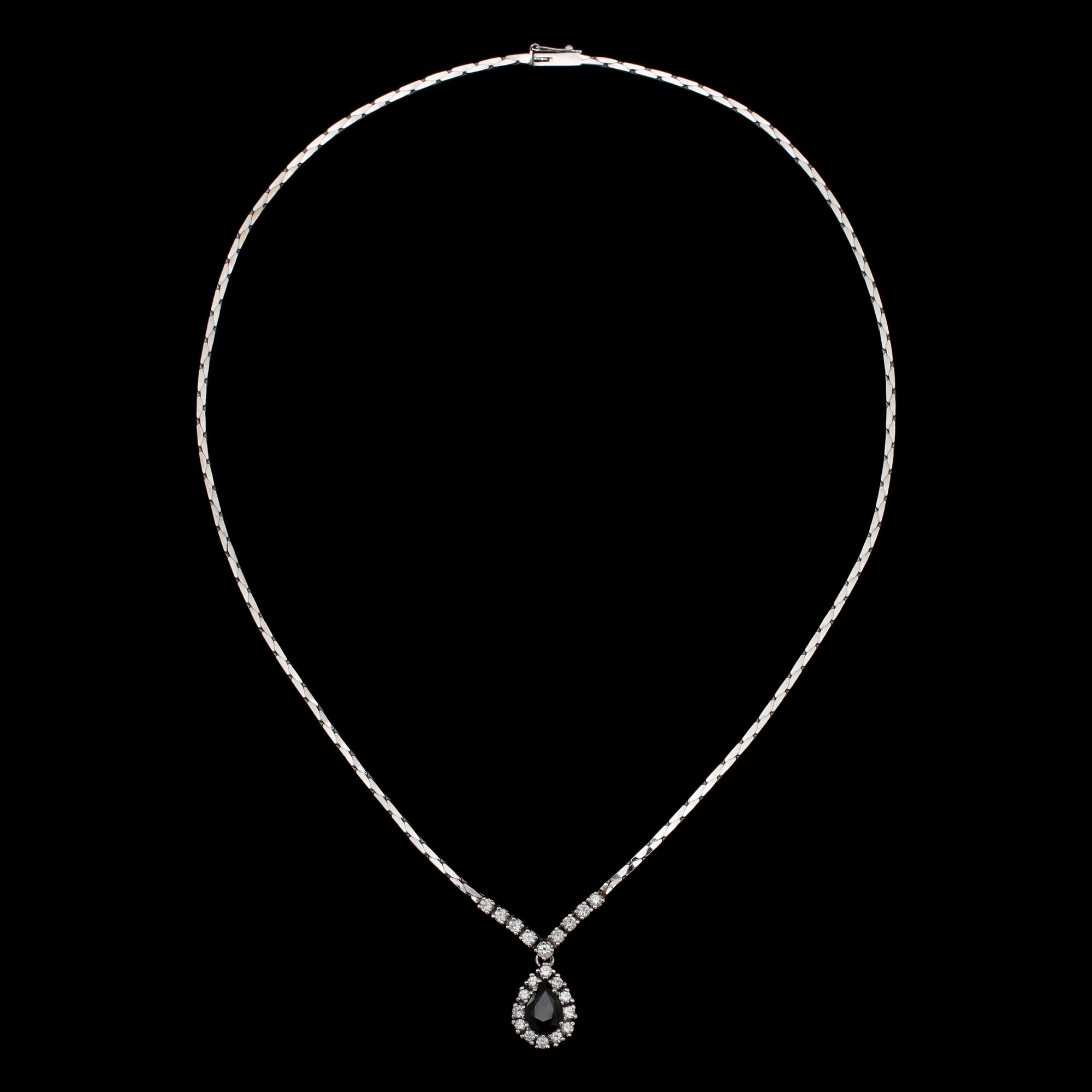 COLLIER, 18k vitguld med fasettslipad blå safir samt 21 briljantslipade diamanter, tot 0.70 ct. Vikt 14 g.