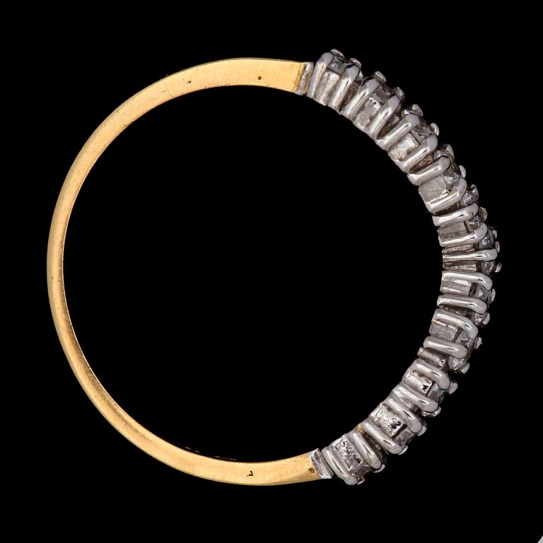 RING, 18K guld samt vitguld med 11 briljantslipade diamanter, tot ca 0,33 ct. Vikt ca 2,5g.