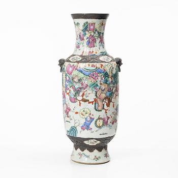 Golvurna, porslin, Kina, sen Qingdynasti, omkring år 1900.