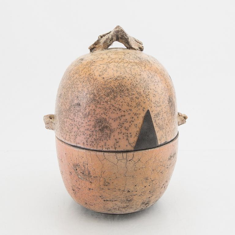 Ulf Johansson, lockask signerad stengods rakuteknik.