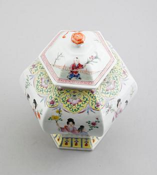 LOCKURNA, porslin, Kina, 1900-tal.