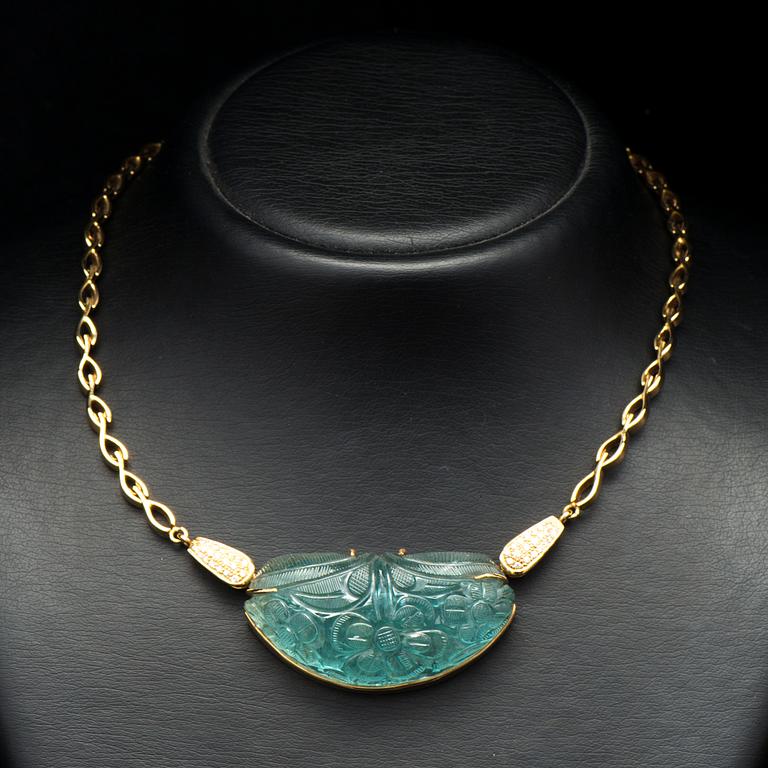 COLLIER, graverad akvamarin, briljantslipade diamanter, 18K guld.