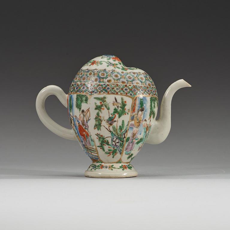 A Chinese cadogan tea pot, Qing dynasty, 19th Century.