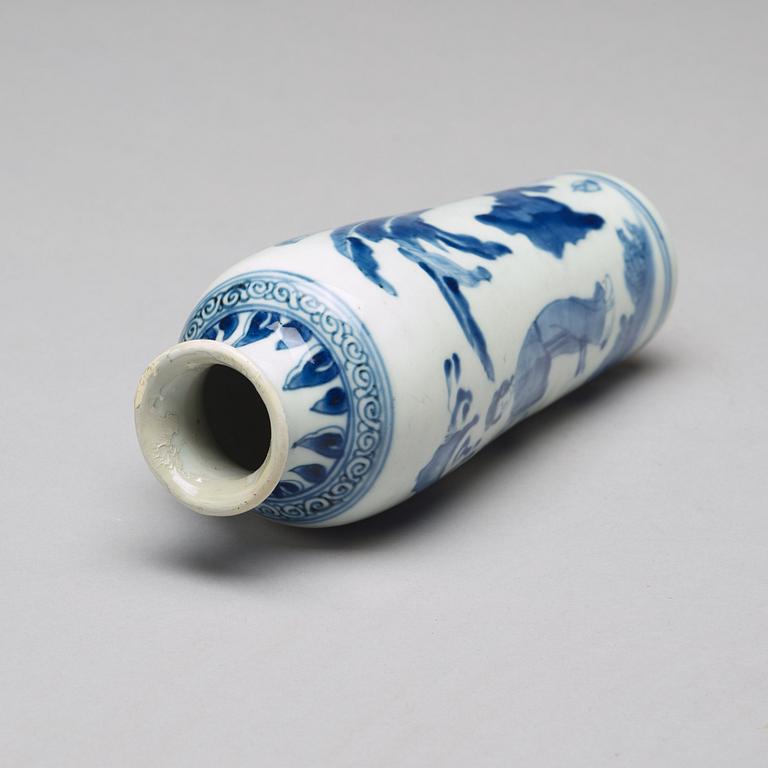 A blue and white Transitional vase, 17th Century.