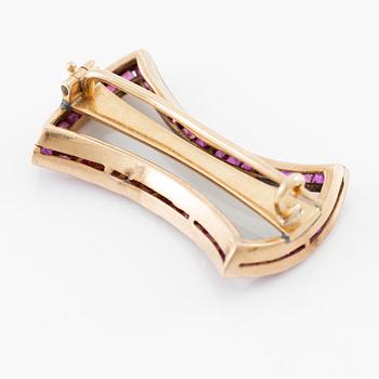 Två broscher 18K guld med pärlor och rosa stenar.